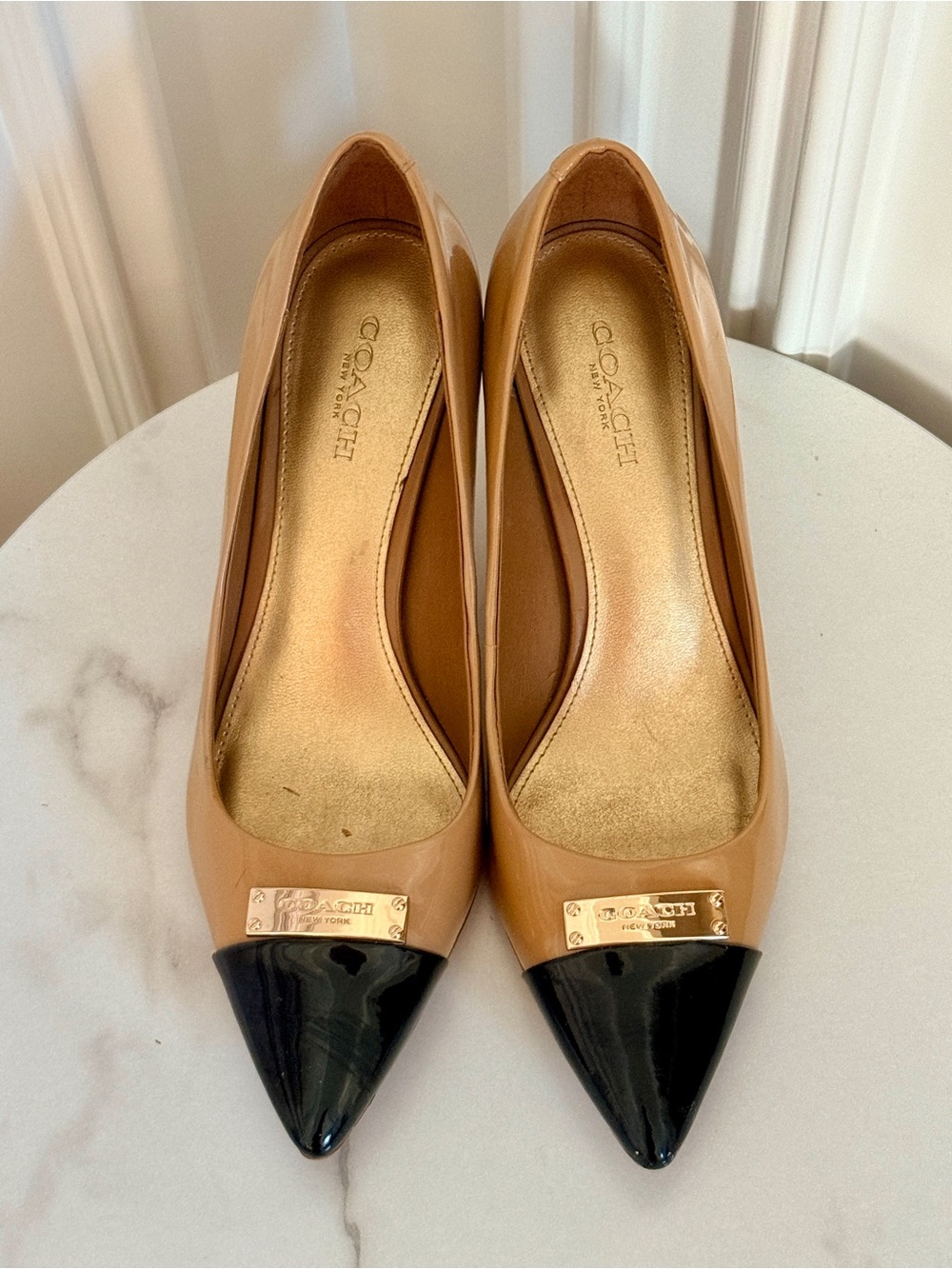 ✨ Coach New York Nude Tan Pumps Black Patent Cap Toe Gold Logo Heels Sz 6 👠
